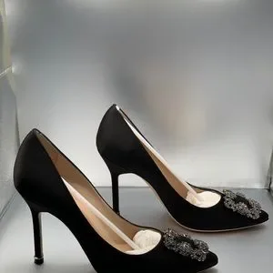 Manolo Blahnik 37 黒 Hangisi 105 MANOLO BLAHNIK Hangisi 105 crystal-embellished velvet pumps